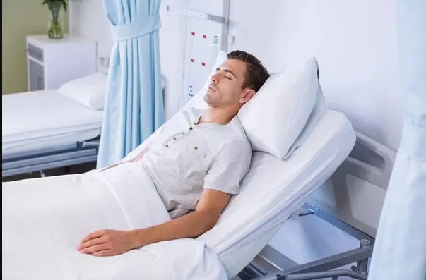 Homem deitado em uma cama hospitalar